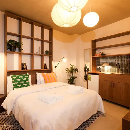 Dogpound Guest house Athens